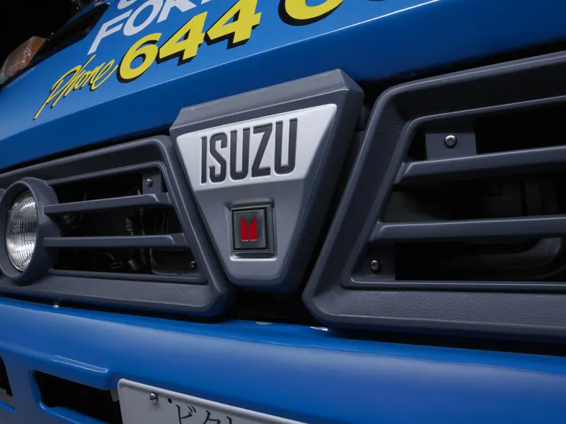 ISUZU ELF 350 Badge 3 (1)