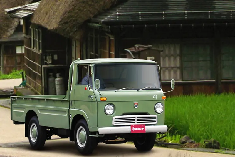 1958-isuzu_elf-front-static-min.jpg